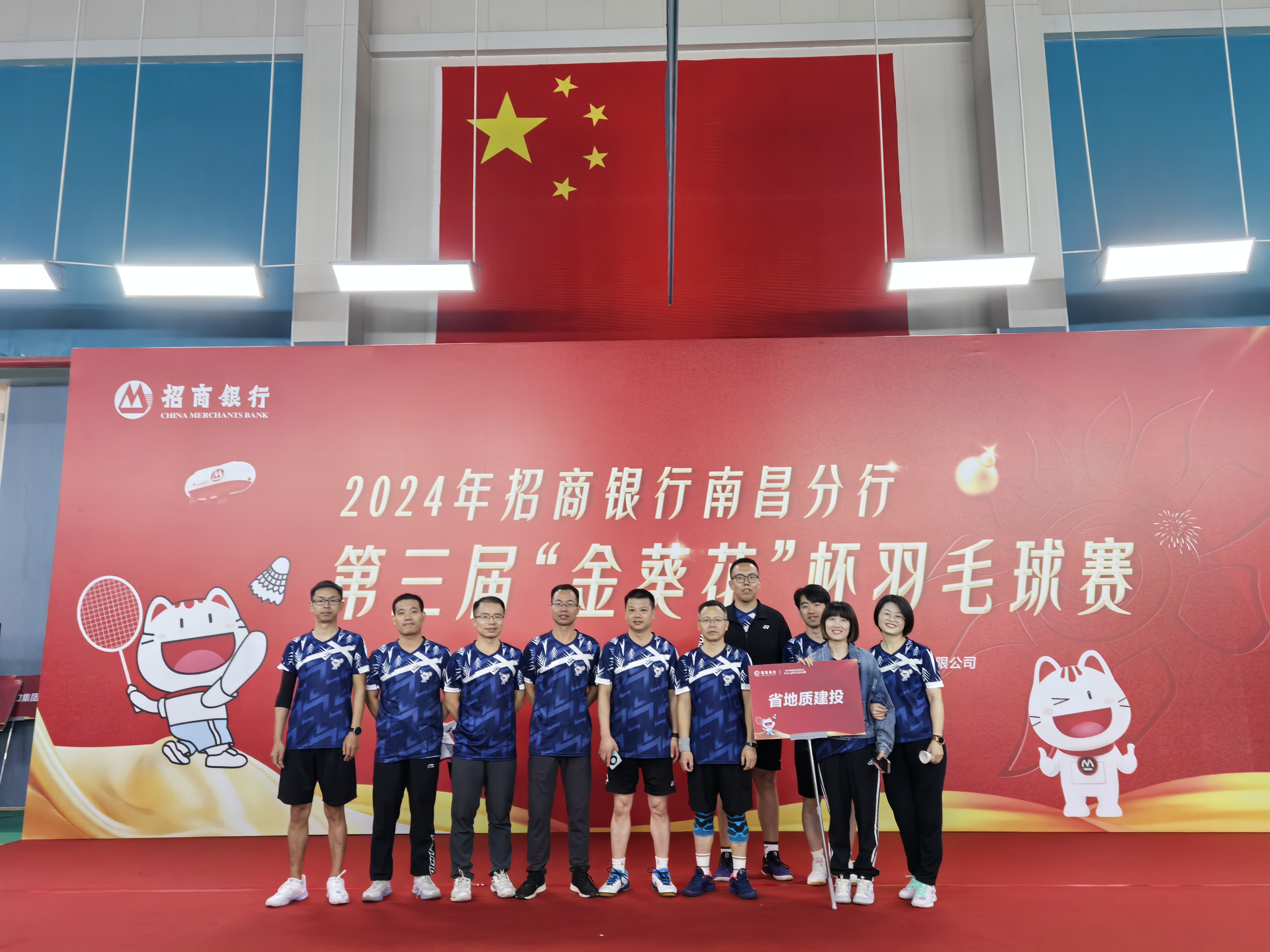 比赛中球员们奋勇争先诠释拼搏精神