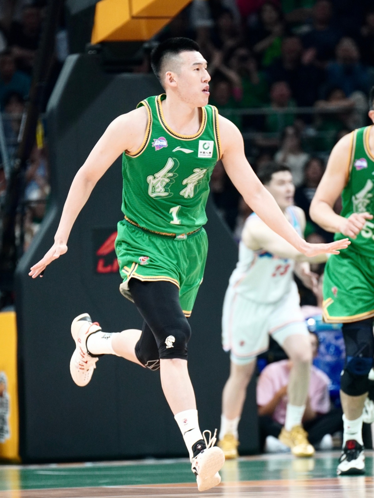 体育风云：辽宁男篮取得联赛胜利