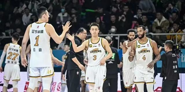 体育风云：辽宁男篮取得联赛胜利