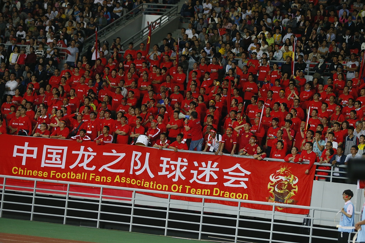 球队在关键比赛中击败对手，晋级下一轮