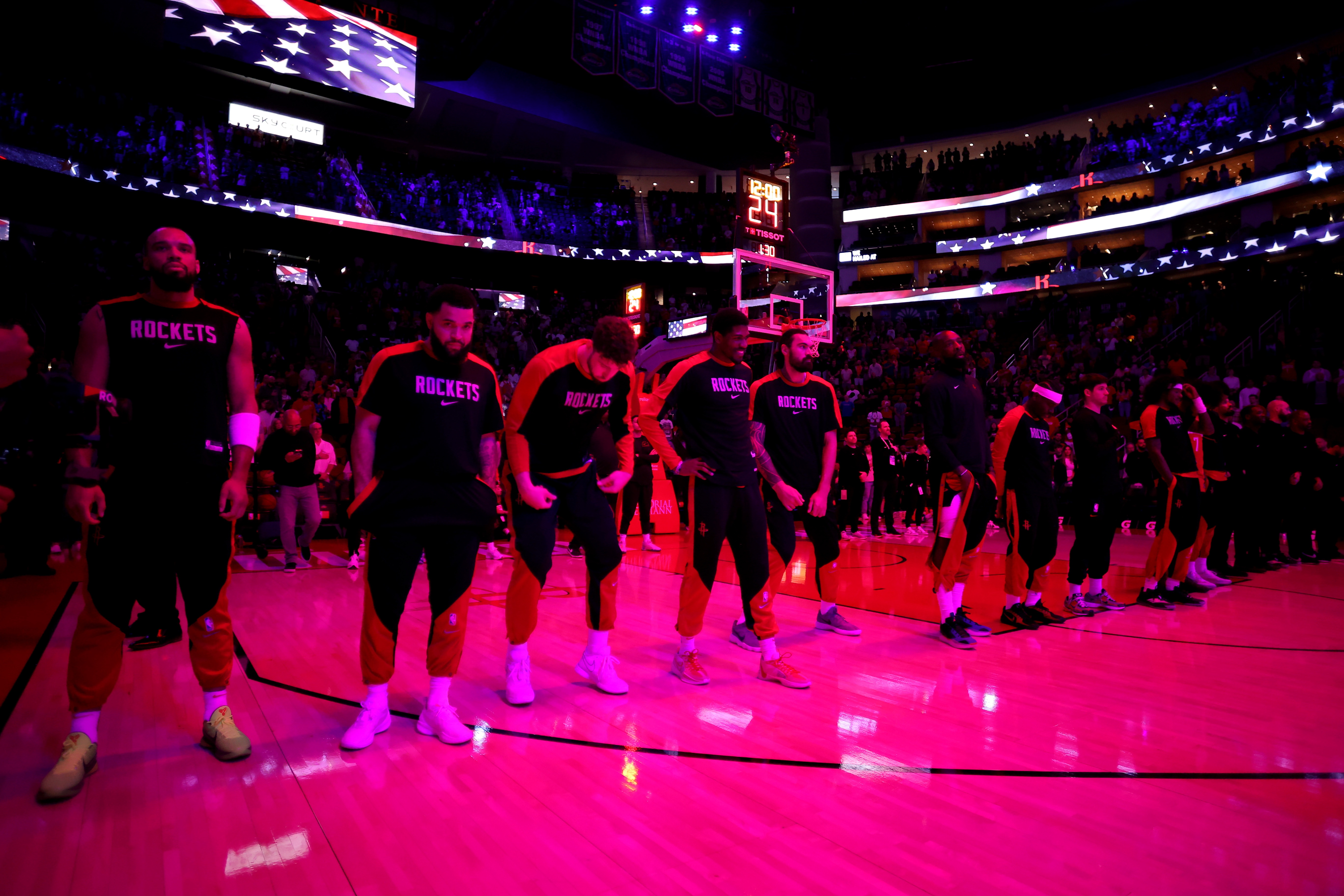 球队在关键比赛中击败对手，晋级下一轮