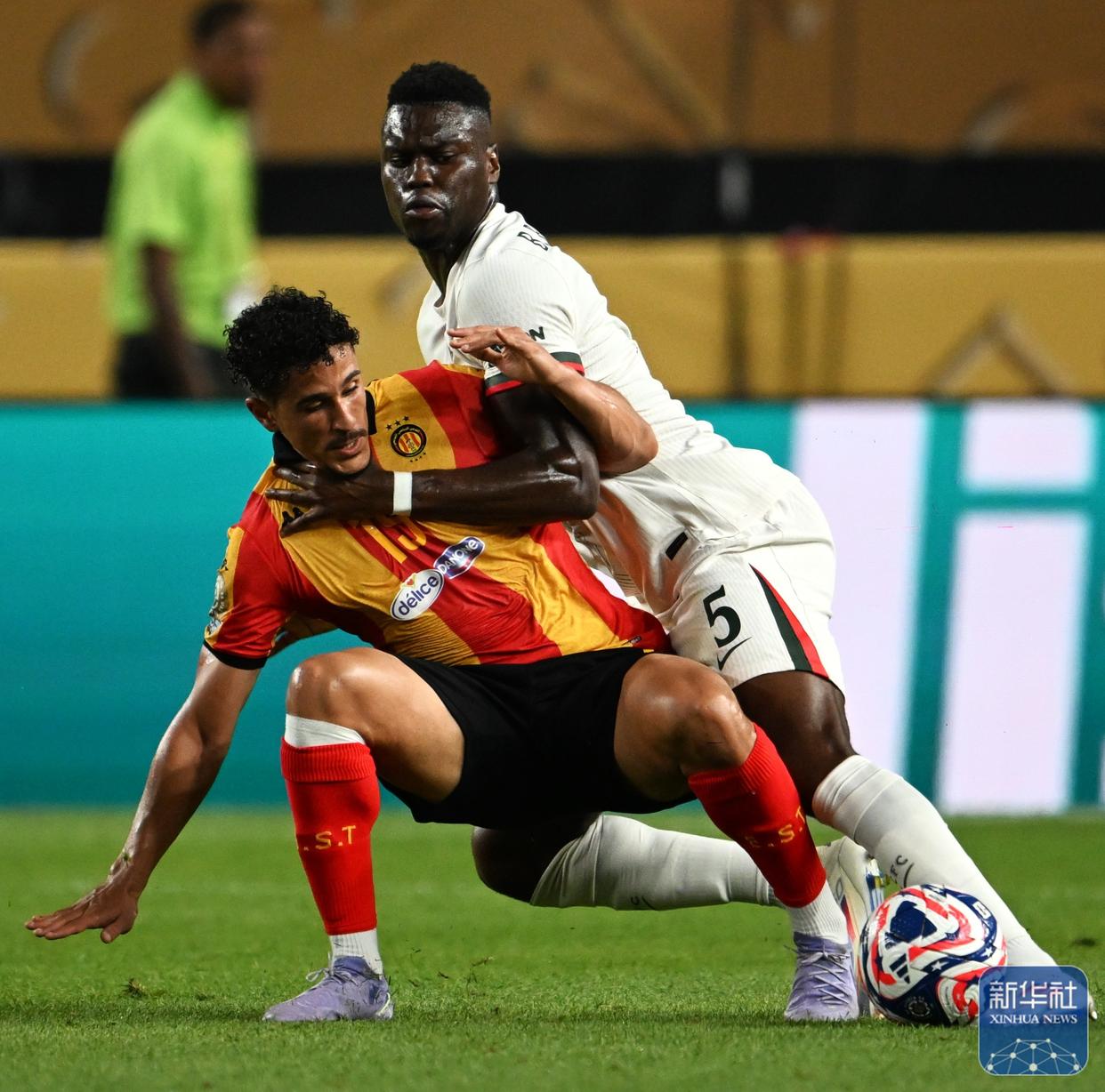 包含切尔西球员团结一心，战胜困难保持微弱希望的词条