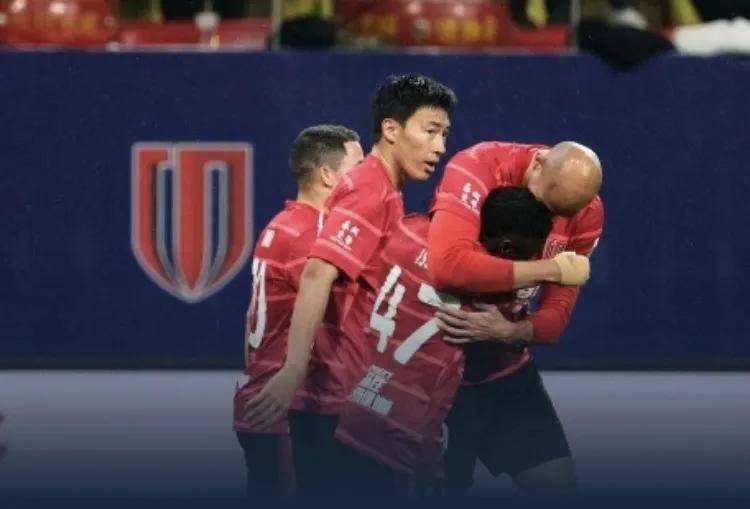 中场球员闯入禁区助球队战胜对手