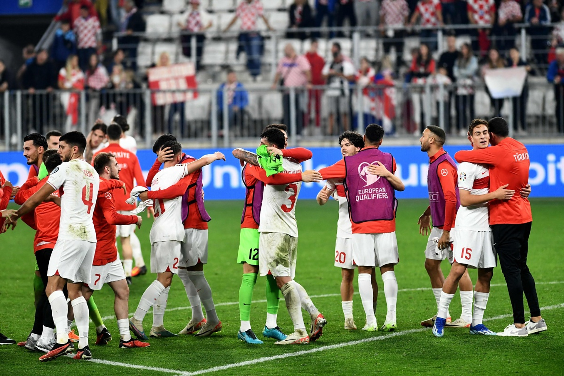 欧预赛比赛结束后球员庆祝胜利的简单介绍