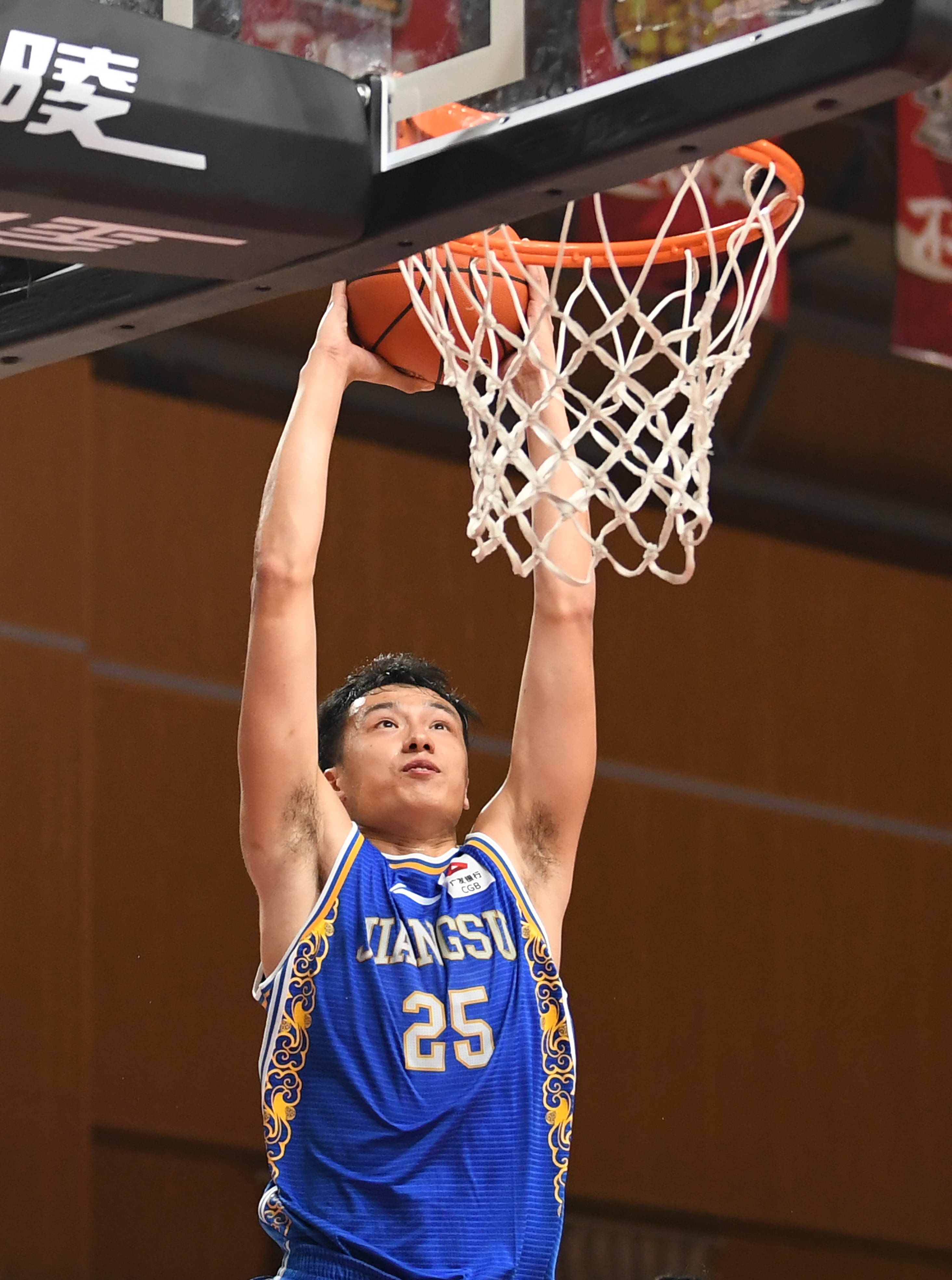 贵州男篮球员表现出色，为球队带来胜利的简单介绍