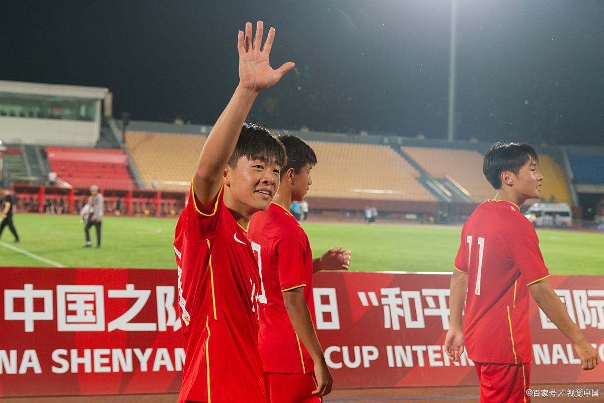 包含国内足球队出征训练，备战艰辛的词条