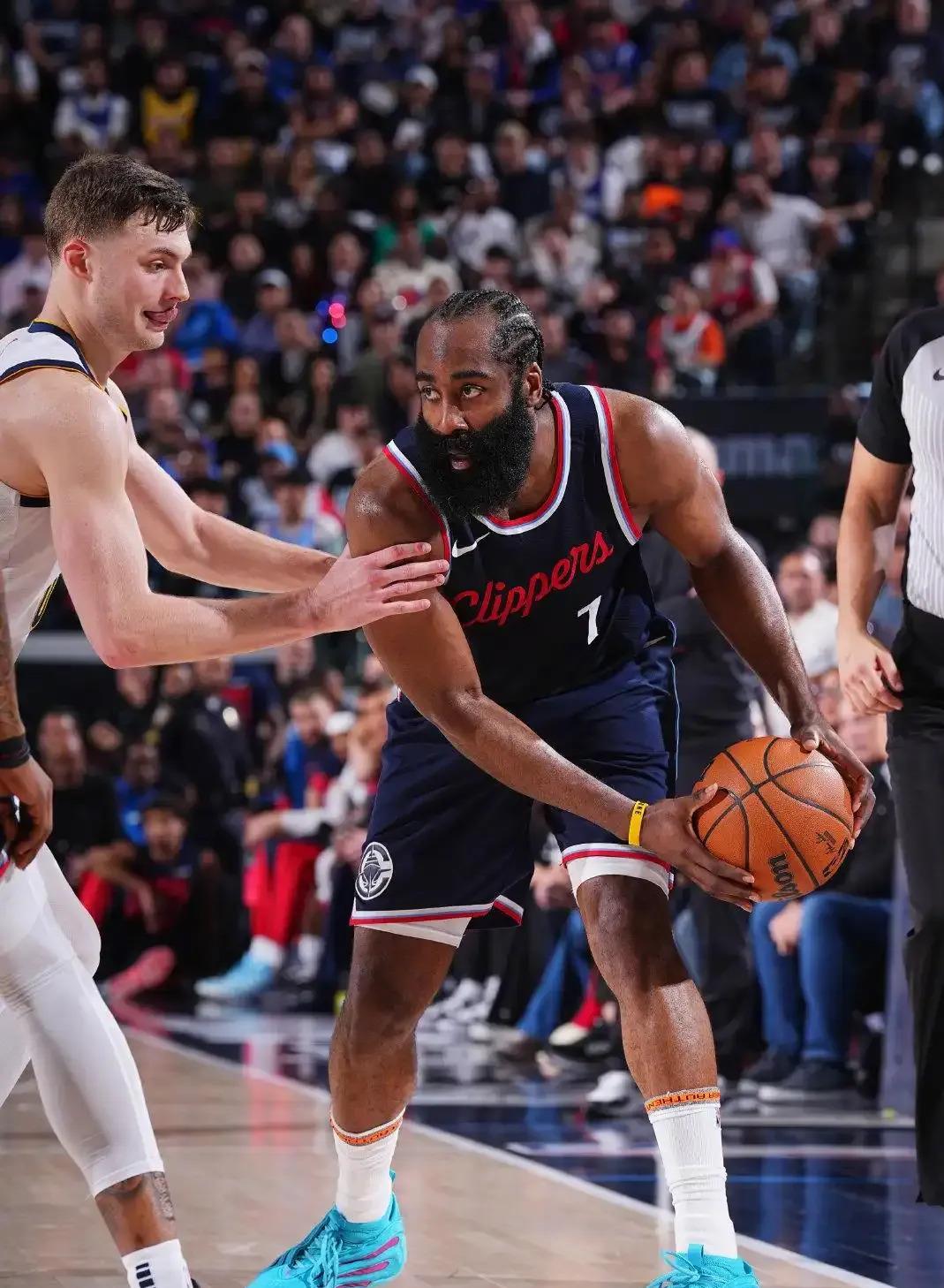 快船主场击败凯尔特人,保持不败 快船主场击败凯尔特人,保持不败