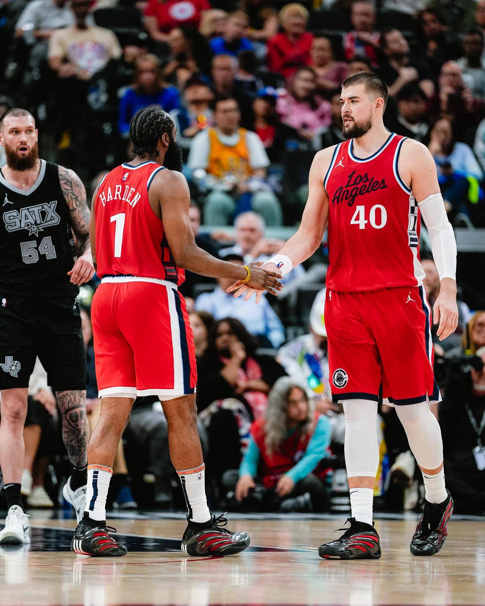 火箭主场擒马刺，取得关键胜利的简单介绍