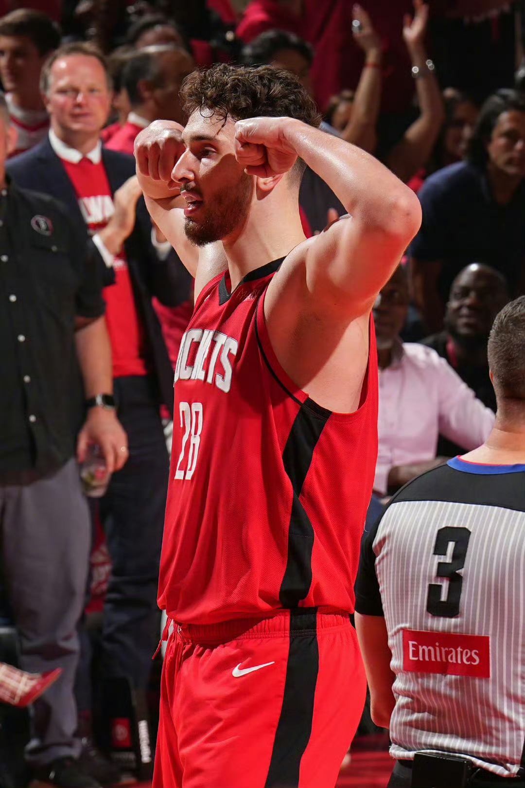 包含火箭队客场取胜，保罗关键时刻发挥的词条